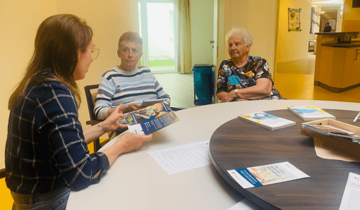 Zum "Tag der offenen Wohnparktür" konnten sich Besucherinnen und Besucher zum Thema "Pflegeberatung" beim Humanas-Team informieren. Foto: Humanas