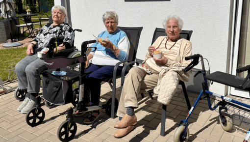 In Wanzleben lassen sich Bewohnerinnen und Bewohner das Eis vom Eismobil in der Sonne schmecken. Foto: Humanas