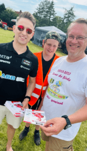 Dominique Schaak (l.) begeisterte als einziger Profi-Rennfahrer Sachsen-Anhalts die Motorsportfans vor Ort bei der Autogrammstunde zur Tour de Börde in Schackensleben. Foto: Humanas