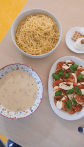 Landestypische Gerichte - wie die italienischen Spaghetti Carbonara - sorgen für Abwechslung und Freude im Alltag. Foto: Humanas