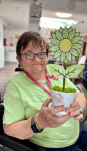 Farbenfroh und langlebig: Die selbst gestalteten Blumen sorgen dauerhaft für frühlingshafte Akzente. Foto: Humanas