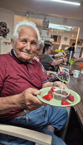 Eine liebevoll vorbereitete Geburtstagstafel mit Muffins sorgte bei Bewohnerinnen und Bewohnern für süße Momente. Foto: Humanas