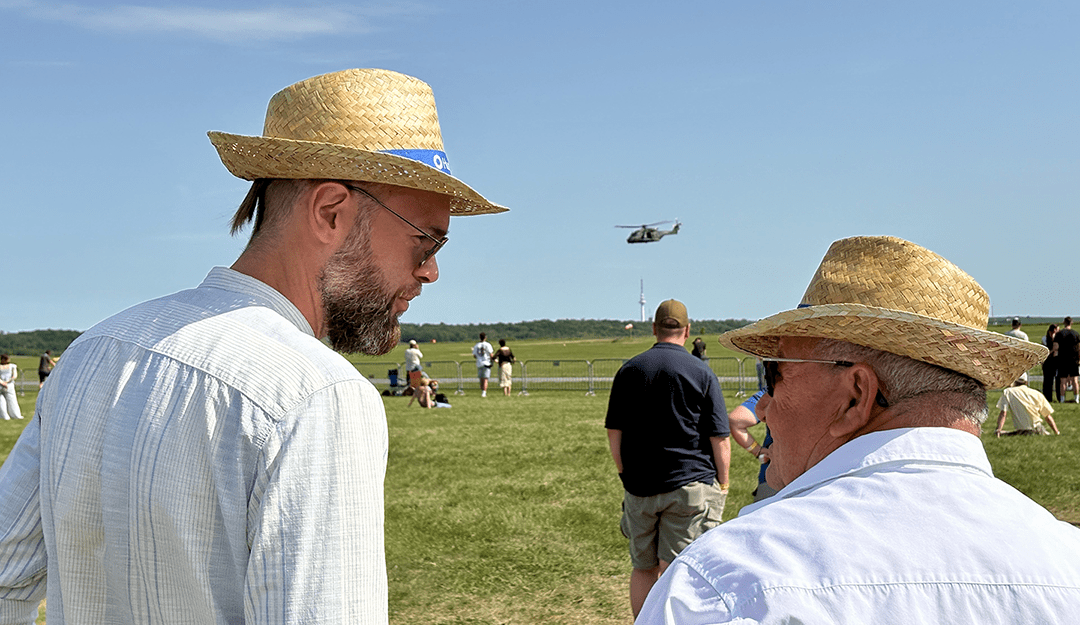Humanas-Bewohner hebt beim Flughafenfest ab