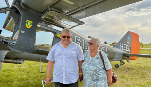 Günter und Monika Richter aus dem Humanas-Wohnpark Friedrichsbrunn haben das Flughafenfest in Magdeburg besucht und einen Rundflug mit der historischen Dornier Do 27 erlebt. Foto: Humanas