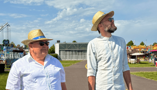 Der 76-jährige Günter Richter (l.) aus dem Wohnpark Friedrichsbrunn verfolgt gemeinsam mit Humanas-Geschäftsführer Fabian Biastoch die Flugschau beim Flughafenfest in Magdeburg. Foto: Humanas