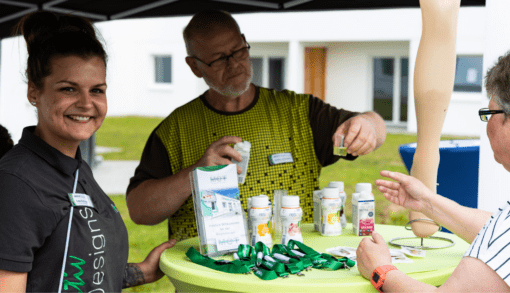 Auch die Mitarbeitenden des Sanitätshauses MOT waren bei der Feierlichen Eröffnung in Wefensleben vor Ort und haben Besuchende beraten. Foto: Humanas