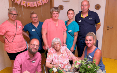 Zielitzer Team gratuliert Hanna Heuer mit Ständchen zum 102. Geburtstag