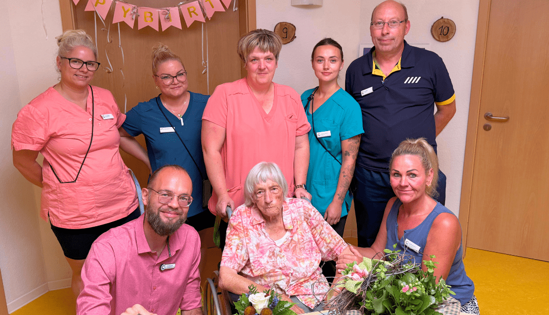 Zielitzer Team gratuliert Hanna Heuer mit Ständchen zum 102. Geburtstag