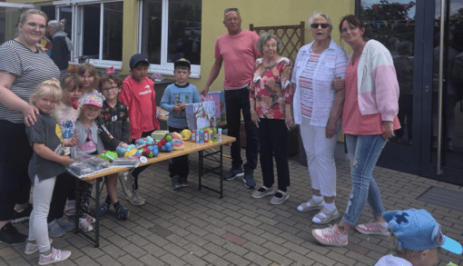 Das Schönebecker Team hat den Kinder der Nachbars-Kita eine Überraschung zum Kindertag gebracht. Foto: Humanas