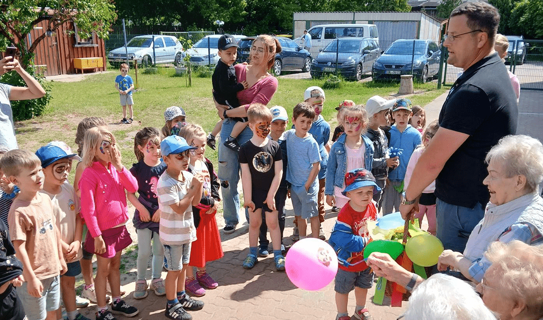 Miteinander von Jung und Alt am Kindertag bei Humanas