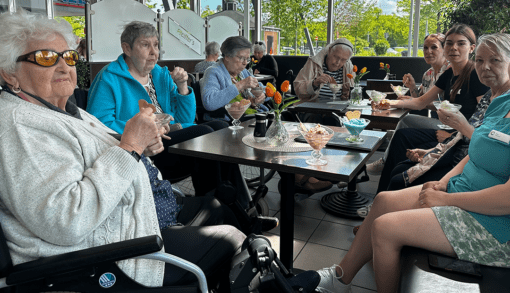 Ein Eis als süßer Abschluss der Shoppingtour von Bewohnerinnen und Bewohnern aus dem Magdeburger Wohnpark Ulnerstraße. Foto: Humanas