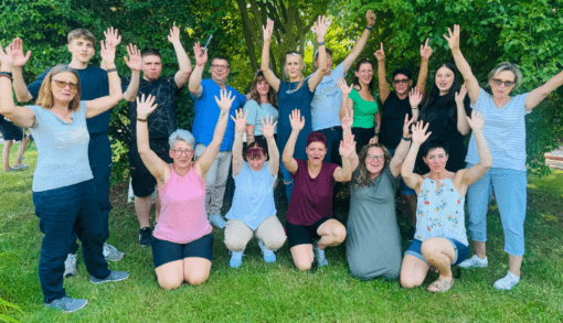 Das Team aus Bad Suderode erlebt beim Minigolf einen Tag voller Gemeinschaft und Spaß. Foto: Humanas