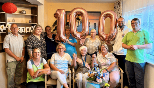 Das Team des Humanas-Wohnparks Grieben feiert gemeinsam mit Wera Tiedge ihren 100. Geburtstag.
