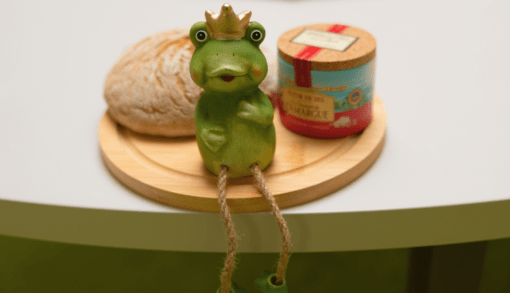 Neben traditionellem Brot und Salz hat sich Bewohnerin Helga Kazzer in Irxleben auch über einen dekorativen Froschkönig gefreut. Foto: Humanas