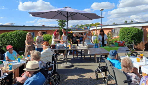 Gute Gespräche, leckeres Essen und beste Stimmung beim Grillabend im Wohnpark Darlingerode. Foto: Humanas