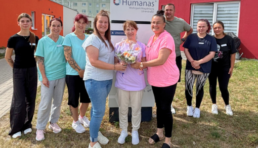 Im Wohnpark Magdeburg Ulnerstraße hat Tetiana Perevedentseva (5.v.l.) ihre Anerkennungsprüfung erfolgreich bestanden und wurde vom Team beglückwünscht. Foto: Humanas