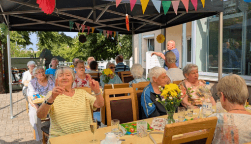 Bewohnerinnen und Bewohner feierten beim Sommerfest in der Begegnungsstätte am Bruno-Taut-Ring gemeinsam bis in die Abendstunden. Foto: Humanas