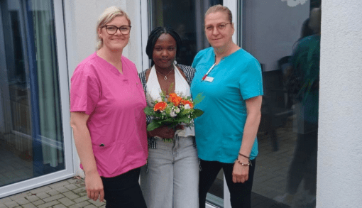 Im Wohnpark Wolmirstedt hat Diana Chepchirchir (M.) den nächsten Schritt zur Pflegefachkraft erreicht. Foto: Humanas