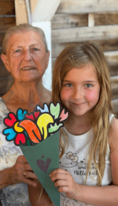 Selbstgebastelte Blumen als liebevolle Aufmerksamkeit zum Abschied für die Bewohnerinnen und Bewohner des Wohnparks Colbitz. Foto: Humanas
