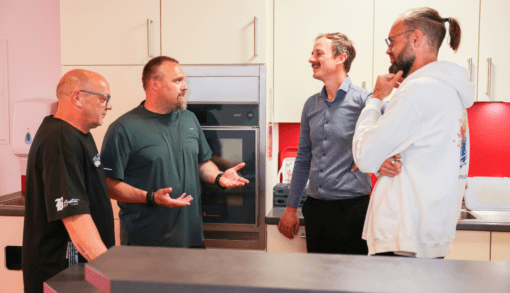 Austausch vor Ort im Humanas-Wohnpark Magdeburg-Diesdorf: Adrian Krotki, Geschäftsführer von Alexmenü (2. v. r.), unterhält sich mit Sven Siebold, Referent für Einkauf und Hauswirtschaft (v. l.), Hauswirtschaftsleiter Steffen Halm und Fabian Biastoch, Geschäftsführer von Humanas, über die Essensplanung. Foto: Humanas