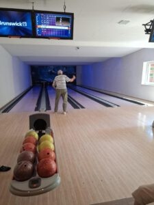 Die Bewohnerinnen und Bewohner aus dem Wohnpark Tangerhütte während einer Partie Bowling. Foto: Humanas
