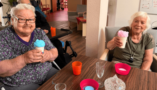 Aus Wattepads werden duftende Rosen: Mit viel Kreativität entstehen im Wohnpark Schackensleben kleine Sommergrüße für Zimmer und Bad. Foto: Humanas