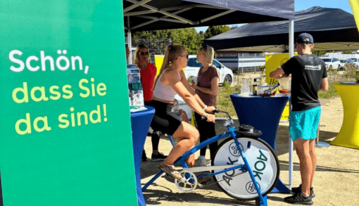 Beim Smoothie-Bike der AOK Sachsen-Anhalt wurde kräftig in die Pedale getreten - für einen frisch gemixten Smoothie. Foto: Humanas