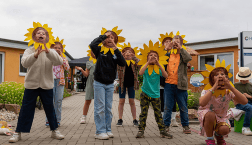 Kinder aus dem Hort der Grundschule Brehna haben zum zehnjährigen Jubiläum des Wohnparks Brehna ein unterhaltsames Programm aufgeführt. Foto: Humanas