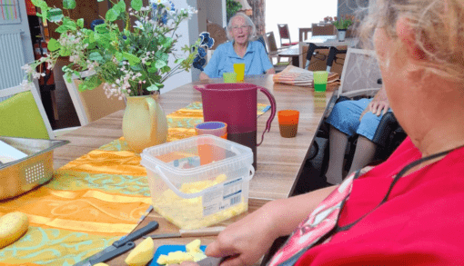 Gemeinsam schnippeln, kochen und genießen von selbst geernteten Zutaten im Wohnpark Darlingerode. Foto: Humanas