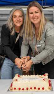 Humanas-Geschäftsführerin Ina Kadlubietz (l.) und Pflegedienstleiterin Julia Heinrich haben die Jubiläumstorte zum zehnten Wohnpark-Geburtstag in Brehna angeschnitten. Foto: Humanas