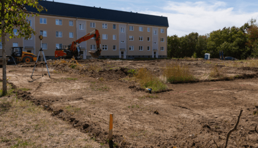 Auf dem Grundstück Am Schenkenweg 6 haben die Arbeiten für den neuen Humanas-Wohnpark in Barby begonnen. Foto: Humanas