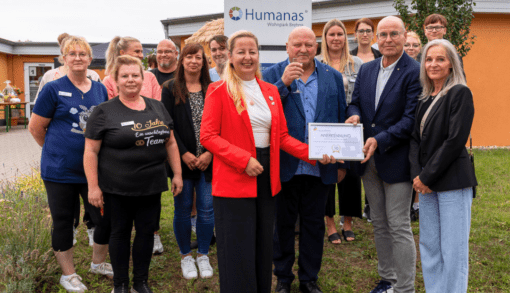 Bürgermeisterin Steffi Syska (roter Blazer) und Ortsbürgermeister Bernd Hubert (r. neben Syska) haben dem Wohnpark-Team sowie der Humanas-Geschäftsführung eine Anerkennungsurkunde der Stadt Sandersdorf-Brehna zum zehnjährigen Jubiläum überreicht. Foto: Humanas