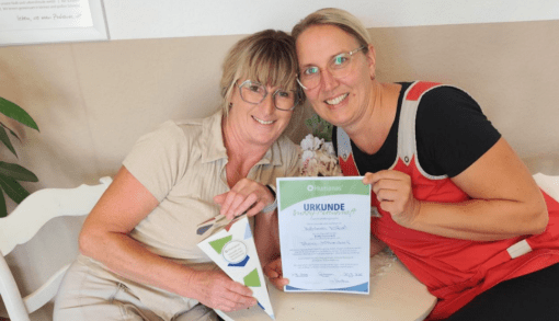 Diana Mittendorf (l.) und ihre Buddy-Patin Kathleen Elfert im Wohnpark Grieben. Foto: Humanas