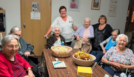 Die gemeinsame Obstsalat-Aktion sorgte für gute Laune bei allen Beteiligten. Foto: Humanas