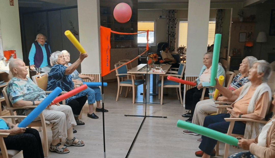 Mit Schwimmnudeln wurden die Luftballons über das Netz gespielt. Foto: Humanas
