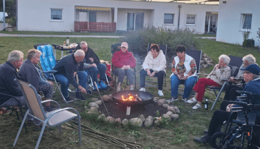 Mit Stockbrot, gegrillten Würstchen und vielen guten Gesprächen ließen die Bewohnerinnen und Bewohner des Wohnparks Grieben einen sommerlichen Tag am Lagerfeuer gemütlich ausklingen. Foto: Humanas
