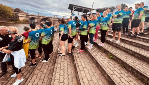 18 Humanas-Kolleginnen und Kollegen gingen beim Benefiz-Drachenbootrennen „Schlag den SCM!“ in Magdeburg gemeinsam an den Start. Foto: Humanas