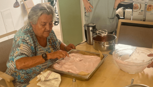 Der Kirschkuchen wurde von einer Bewohnerin in Wanzleben vollendet. Foto: Humanas