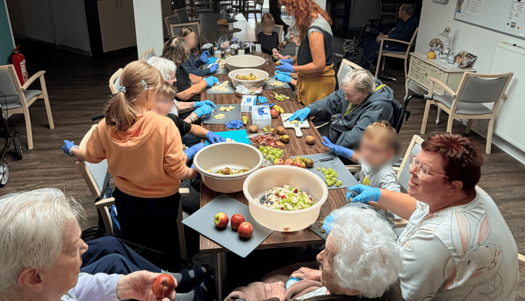 Kinder der Villa Konfetti haben gemeinsam mit Bewohnerinnen und Bewohnern im Wohnpark Heyrothsberge einen Obstsalat zubereitet. Foto: Humanas