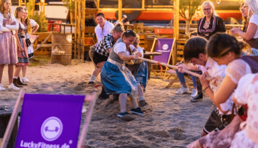 Beim Tauziehen, Dosenwerfen und Sackhüpfen traten die Teams der Wohnparks gegeneinander an. Foto: Humanas