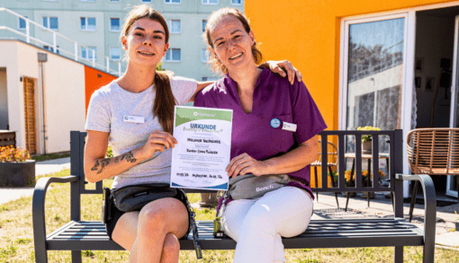 Die Auszubildende Kiara-Lynn Flörcke (l.) und ihre Patin Melanie Nachreiner im Wohnpark Ulnerstraße in Magdeburg. Foto: Humanas