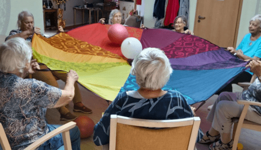 Das Schwingtuch sorgte für viel Spaß und Bewegung. Foto: Humanas