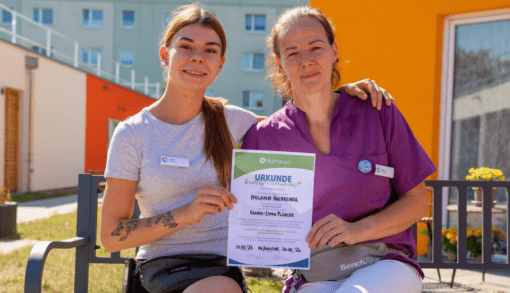 Kiara-Lynn Flörcke (l.) und ihre Buddy-Patin Melanie Nachreiner bei der Übergabe der Patenschaft im Wohnpark Ulnerstraße in Magdeburg. Foto: Humanas