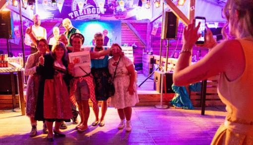 Das Siegerteam Schwanebeck der Wiesn-Spiele freut sich über den Gewinn. Foto: Humanas