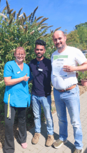 Neu-Azubi Shone Varghese (M.) wir werden seiner Ausbildung im Wohnpark Heyrothsberge von Buddy Thomas Kluge und Praxisanleiterin Sandra Oberwinter begleitet. Foto: Humanas
