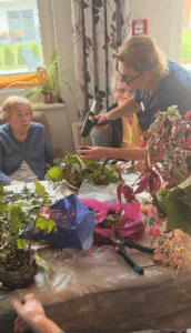 Gemeinsames Gestalten und schöne Gespräche standen bei der Herbstaktion im Humanas-Wohnpark Gröbern im Mittelpunkt. Foto: Humanas