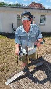 Die alten Metallgestelle wurden von Bewohner Jürgen Wilke abgeschliffen, um sie später neu zu lackieren und mit neuen Holzbrettern ausgestattet. Foto: Humanas