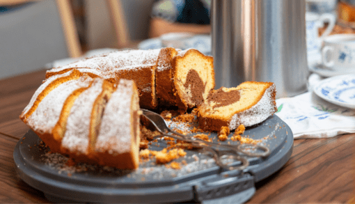 Für das Kaffeekränzchen wird von den Teilnehmenden selbst gebacken. Foto: Humanas