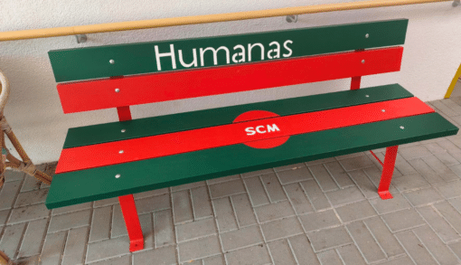 Die fertigen Bänke erhielten die Vereinsfarben des SC Magdeburg sowie die Logos von SCM und Humanas. Foto: Humanas
