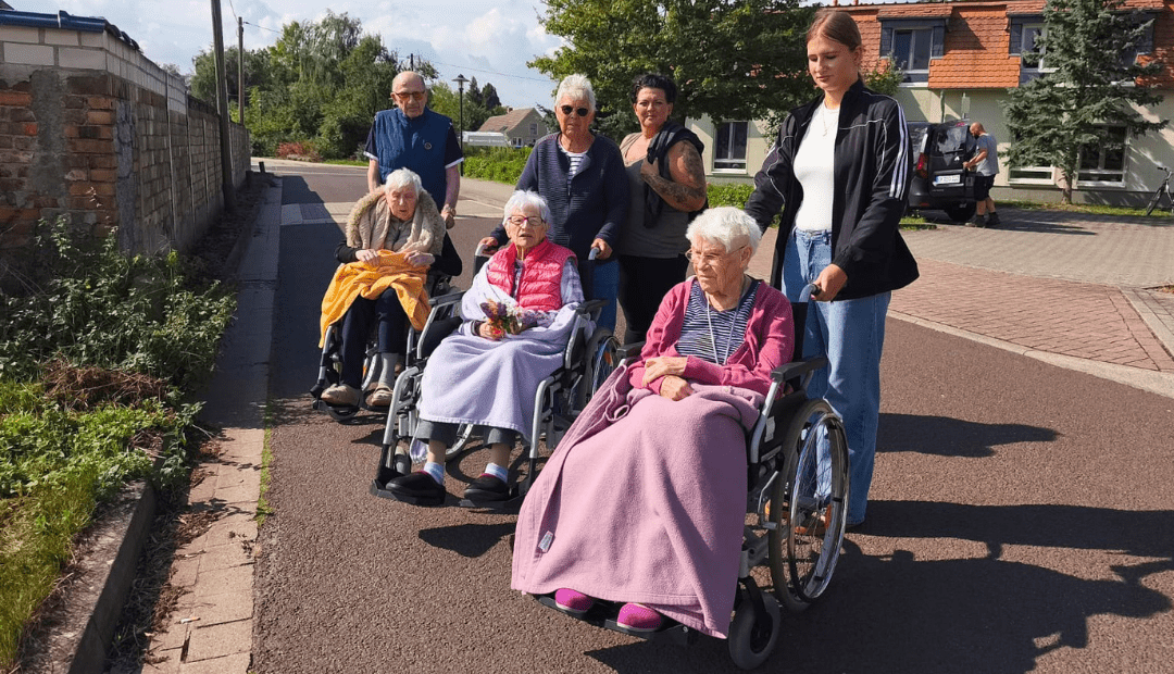 Die Bewohnerinnen und Bewohner des Humanas-Wohnparks Wolmirstedt haben einen sonnigen Spaziergang genossen. Foto: Humanas